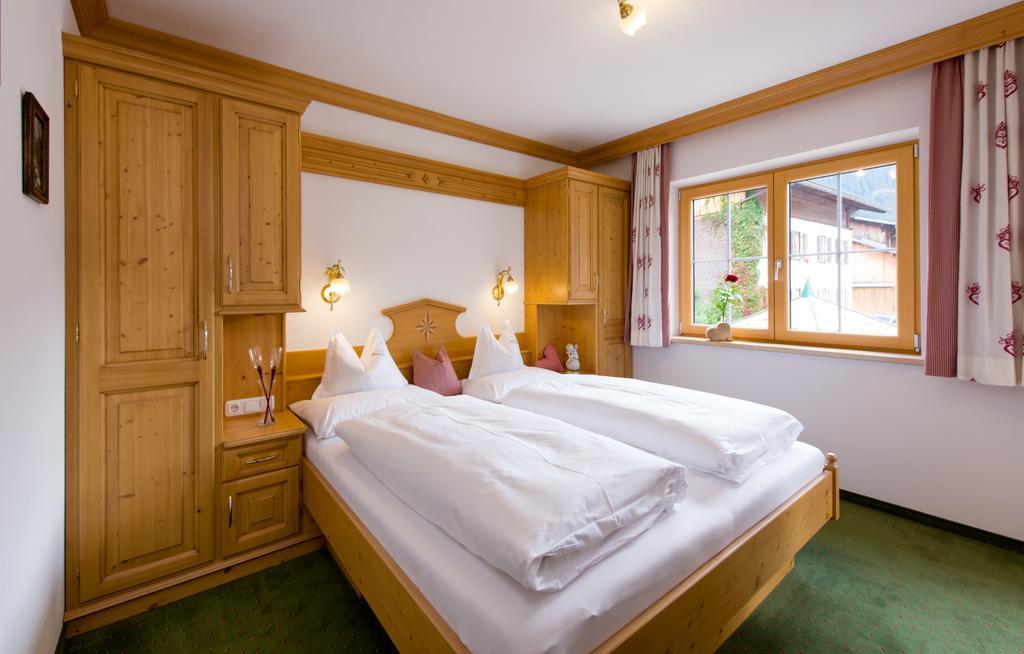 Hotel Ferienschloessl Harmonie Holzgau Exterior foto