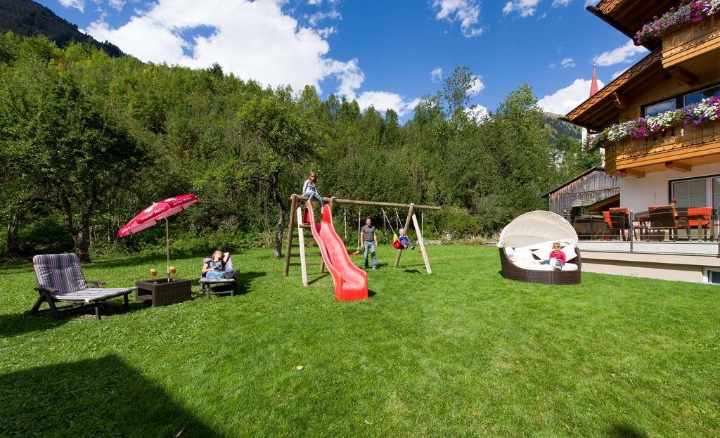 Hotel Ferienschloessl Harmonie Holzgau Exterior foto