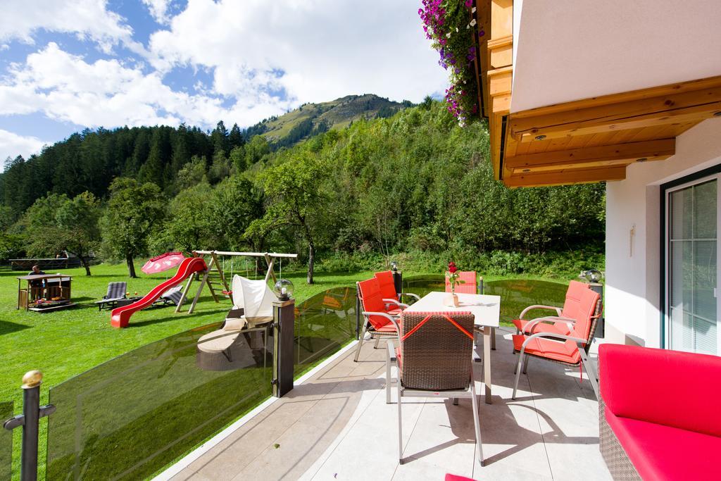 Hotel Ferienschloessl Harmonie Holzgau Exterior foto
